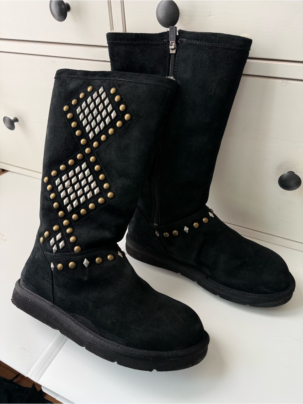 UGG Australia Women's AVONDALE Genuine Shearling Studded Black Boots sz 9 like n